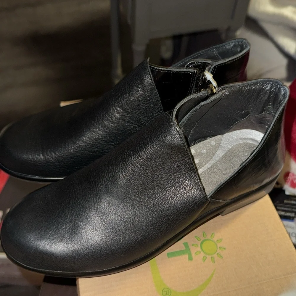 Naot Bayamo  Leather Booties 💕 - Picture 3 of 9